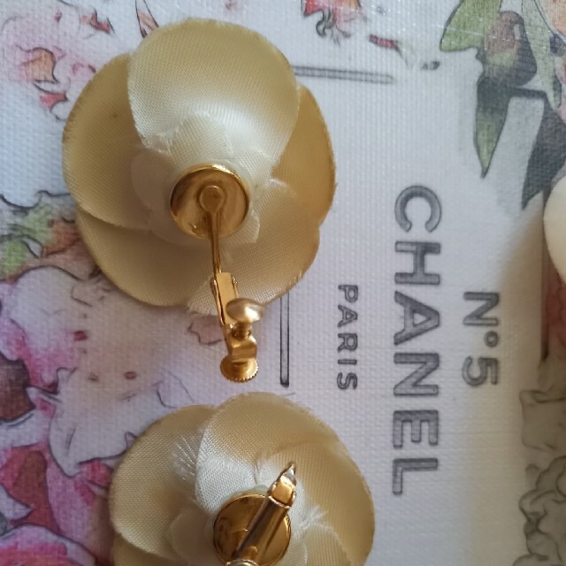 CHANEL(シャネル)のCHANELカメリア　ノーブランドイヤリングおまけ レディースのアクセサリー(ブローチ/コサージュ)の商品写真