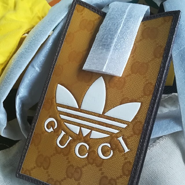 Gucci(グッチ)のadidas x Gucci スマホケース　グッチ　アディダス　コラボ　ベージュ レディースのバッグ(ショルダーバッグ)の商品写真