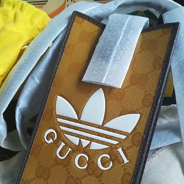 Gucci(グッチ)のadidas x Gucci スマホケース　グッチ　アディダス　コラボ　ベージュ レディースのバッグ(ショルダーバッグ)の商品写真