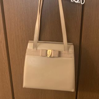 サルヴァトーレフェラガモ(Salvatore Ferragamo)の美品　フェラガモ　ヴァラリボン　ショルダーバッグ(ハンドバッグ)