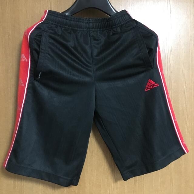 adidas(アディダス)のアディダス  150センチ　パンツ キッズ/ベビー/マタニティのキッズ服男の子用(90cm~)(パンツ/スパッツ)の商品写真