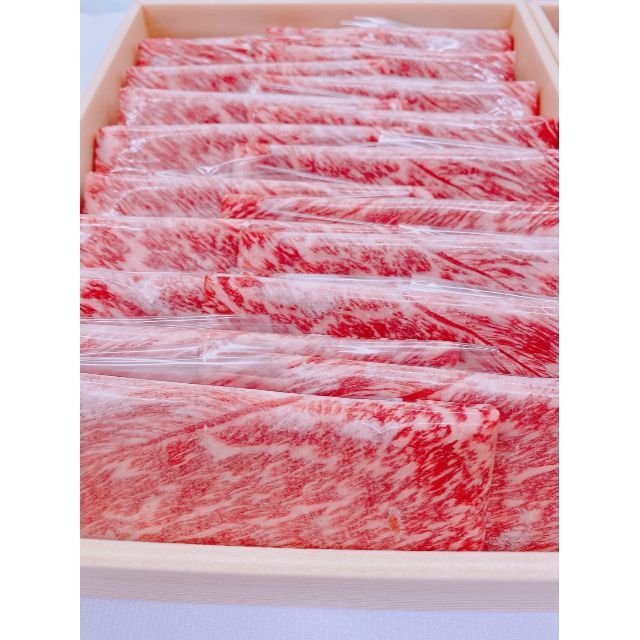 【黒毛和牛1kg】A5ランク・送料無料　牛肉　ご贈答　すき焼き　しゃぶしゃぶ 食品/飲料/酒の食品(肉)の商品写真