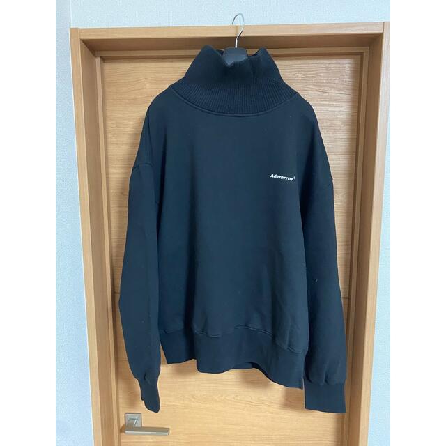 MAISONKITSUNEADER ERROR TURTLE NECK LOGO SWEAT