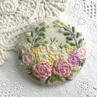 刺繍ブローチ/ ヘアゴム　ハンドメイド(コサージュ/ブローチ)