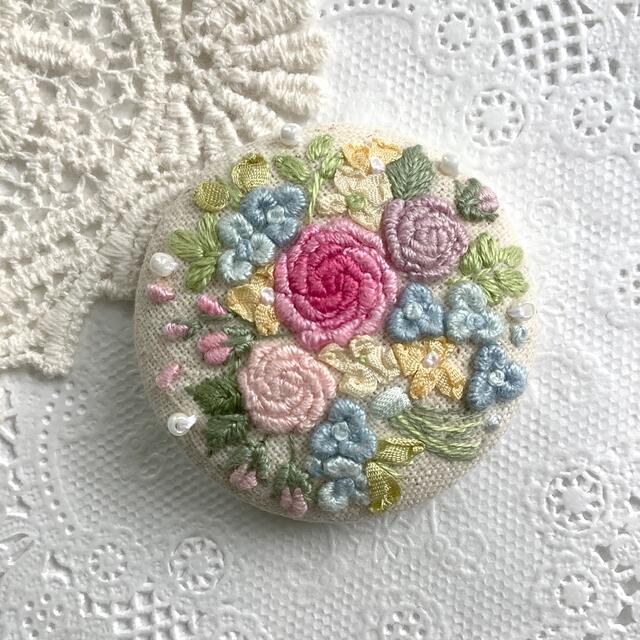 刺繍ブローチ/ ヘアゴム　ハンドメイド ハンドメイドのアクセサリー(コサージュ/ブローチ)の商品写真