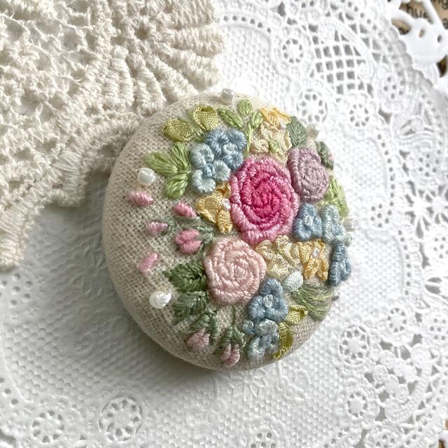 刺繍ブローチ/ ヘアゴム　ハンドメイド ハンドメイドのアクセサリー(コサージュ/ブローチ)の商品写真