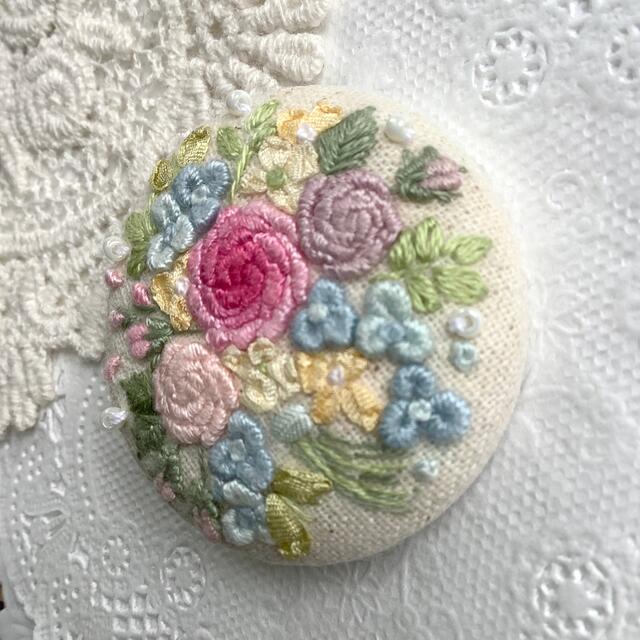 刺繍ブローチ/ ヘアゴム　ハンドメイド ハンドメイドのアクセサリー(コサージュ/ブローチ)の商品写真