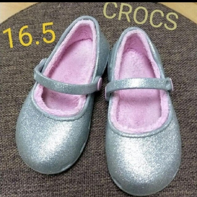 crocs(クロックス)のcrocs クロックス  カリン ボア　サンダル 冬用 シルバー　16.5cm キッズ/ベビー/マタニティのキッズ靴/シューズ(15cm~)(サンダル)の商品写真