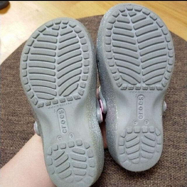 crocs(クロックス)のcrocs クロックス  カリン ボア　サンダル 冬用 シルバー　16.5cm キッズ/ベビー/マタニティのキッズ靴/シューズ(15cm~)(サンダル)の商品写真