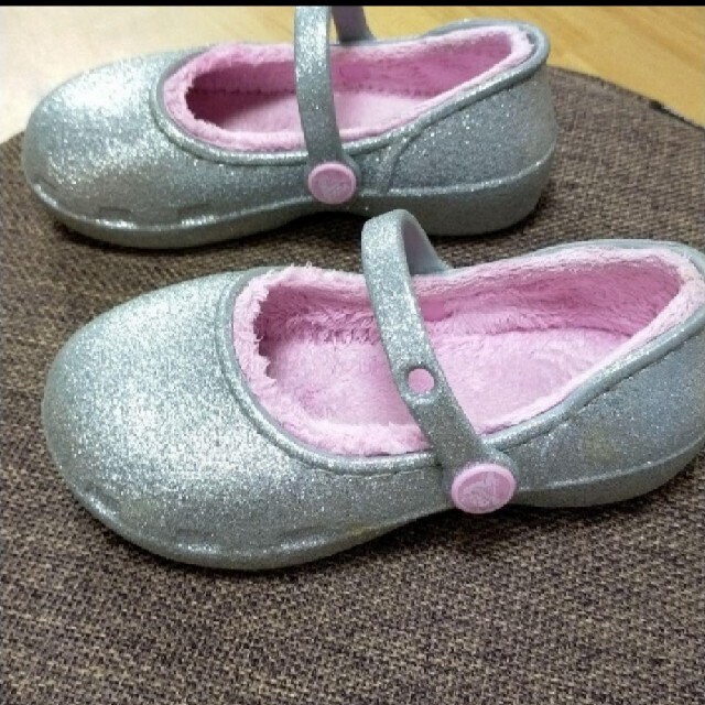 crocs(クロックス)のcrocs クロックス  カリン ボア　サンダル 冬用 シルバー　16.5cm キッズ/ベビー/マタニティのキッズ靴/シューズ(15cm~)(サンダル)の商品写真