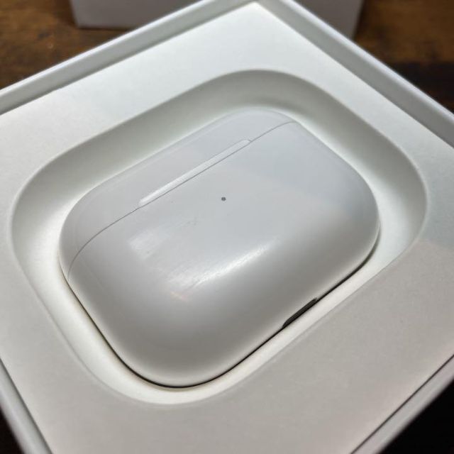 Apple(アップル)の【純正】AirPods pro 充電ケースのみ スマホ/家電/カメラのオーディオ機器(ヘッドフォン/イヤフォン)の商品写真