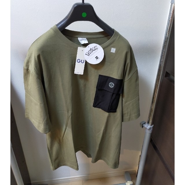 GU(ジーユー)のgu ポケモン　Lサイズ　バックプリント半袖Tシャツ　人気オリーブ　新品タグ付 メンズのトップス(Tシャツ/カットソー(半袖/袖なし))の商品写真