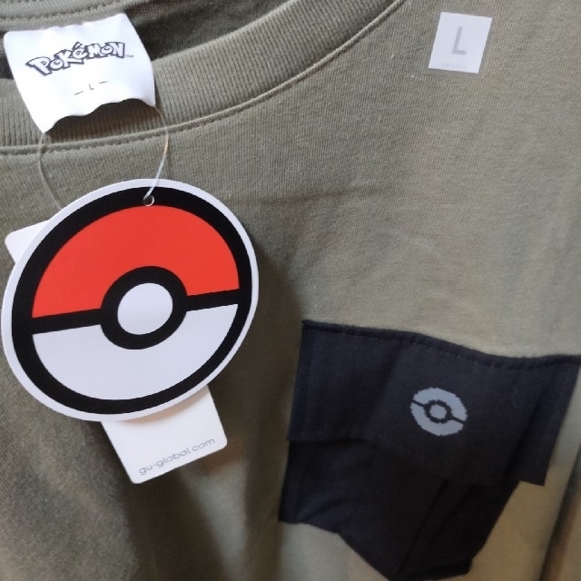 GU(ジーユー)のgu ポケモン　Lサイズ　バックプリント半袖Tシャツ　人気オリーブ　新品タグ付 メンズのトップス(Tシャツ/カットソー(半袖/袖なし))の商品写真