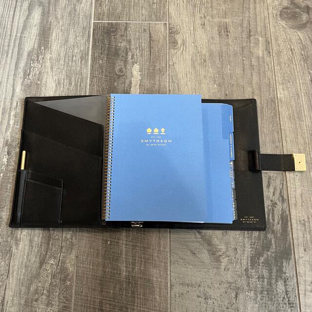 Smythson(スマイソン)のSmythson スマイソン　システム手帳 手帳カバー ペン付 ブラック メンズのファッション小物(手帳)の商品写真