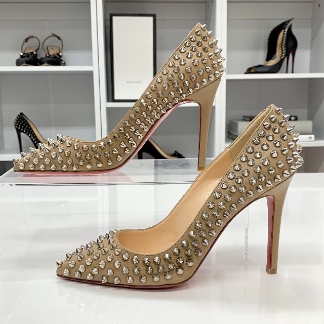 Christian Louboutin(クリスチャンルブタン)の4050 未使用 クリスチャンルブタン スパイク レザー パンプス ベージュ レディースの靴/シューズ(ハイヒール/パンプス)の商品写真