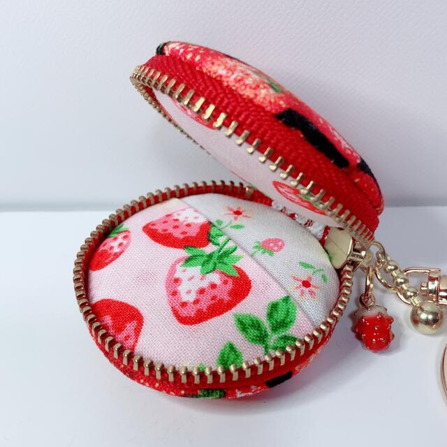 マカロンポーチ いちごがいっぱい 5cm ポケット付きの通販 by ぷりん's