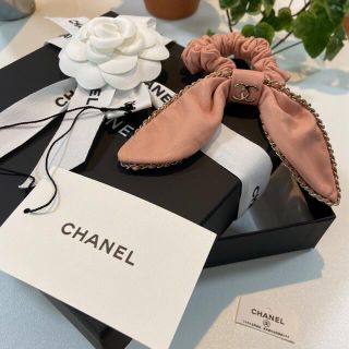 シャネル(CHANEL)の未使用今季新作　CHANEL　シャネル　うさ耳リボン　レザーシュシュ　ラムスキン(ヘアゴム/シュシュ)