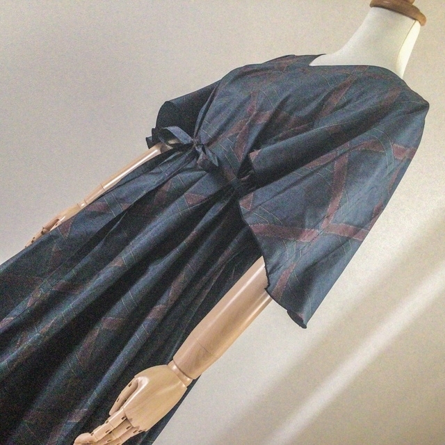 る　新古　大島紬　リメイク　ワンピース　ケープ袖　 レディースの水着/浴衣(着物)の商品写真