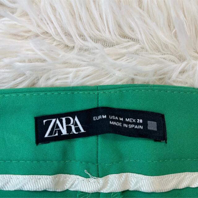 ZARA(ザラ)の美品　ZARA ザラ　グリーン　緑　トレンド　パンツ　ボタン　ライオン　Mサイズ レディースのパンツ(カジュアルパンツ)の商品写真