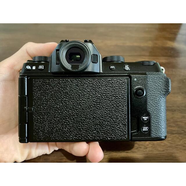 富士フイルム(フジフイルム)の【美品】富士フィルム/FUJIFILM X-S10 ボディ【xs10】バッテリ付 スマホ/家電/カメラのカメラ(ミラーレス一眼)の商品写真