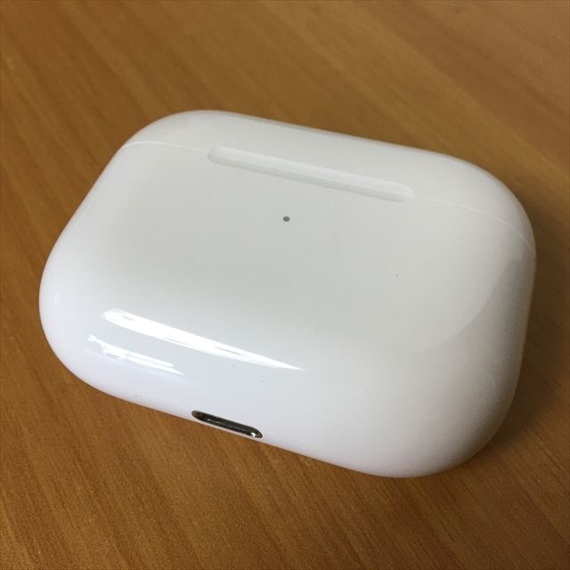 2）Apple純正 AirPods Pro用 ワイヤレス充電ケース A2190
