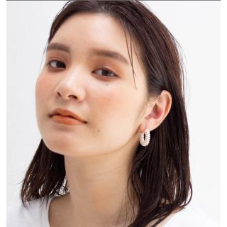 イエナ(IENA)のジューシーロック　ミニガラスパールラップフープピアス(ピアス)