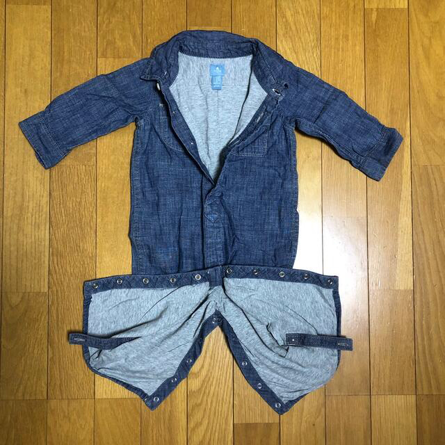 babyGAP(ベビーギャップ)のbabyGAP デニムロンパース つなぎ　80 男の子 キッズ/ベビー/マタニティのベビー服(~85cm)(ロンパース)の商品写真