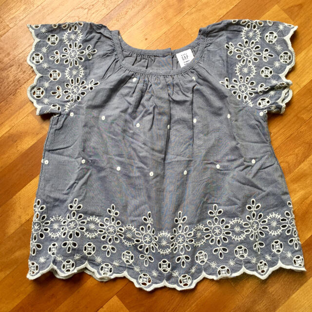 babyGAP(ベビーギャップ)のアイレットブラウス キッズ/ベビー/マタニティのキッズ服女の子用(90cm~)(ブラウス)の商品写真