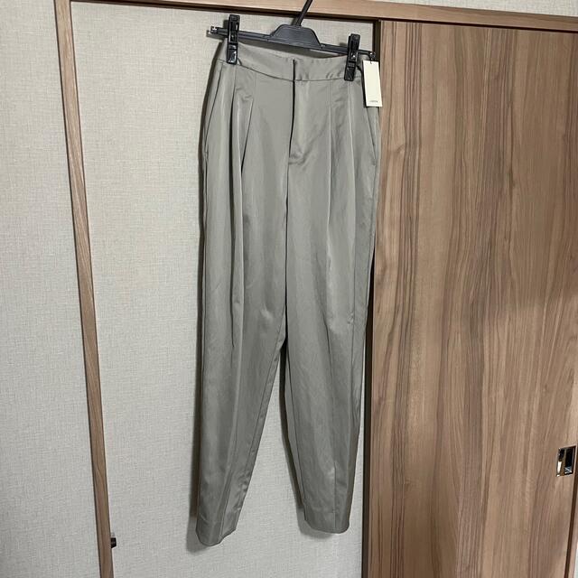 【新品未使用】LOHEN 2タックサテンパンツ GRAY レディースのパンツ(カジュアルパンツ)の商品写真