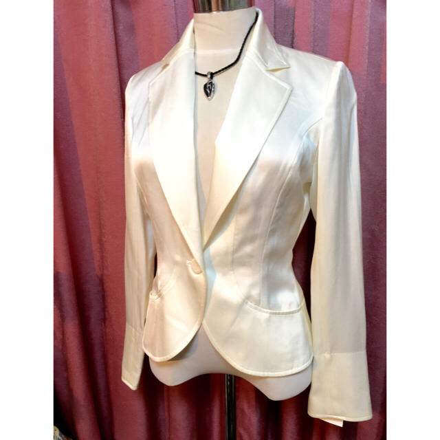 Gucci(グッチ)のホワイトサテンジャケット フォーマル 結婚式  レディースのジャケット/アウター(テーラードジャケット)の商品写真