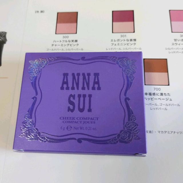 ANNA SUI(アナスイ)の【未使用品】Anna Sui　アナスイ　チーク　コンパクト（カラー300） コスメ/美容のベースメイク/化粧品(チーク)の商品写真