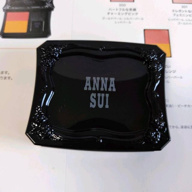 ANNA SUI(アナスイ)の【未使用品】Anna Sui　アナスイ　チーク　コンパクト（カラー300） コスメ/美容のベースメイク/化粧品(チーク)の商品写真