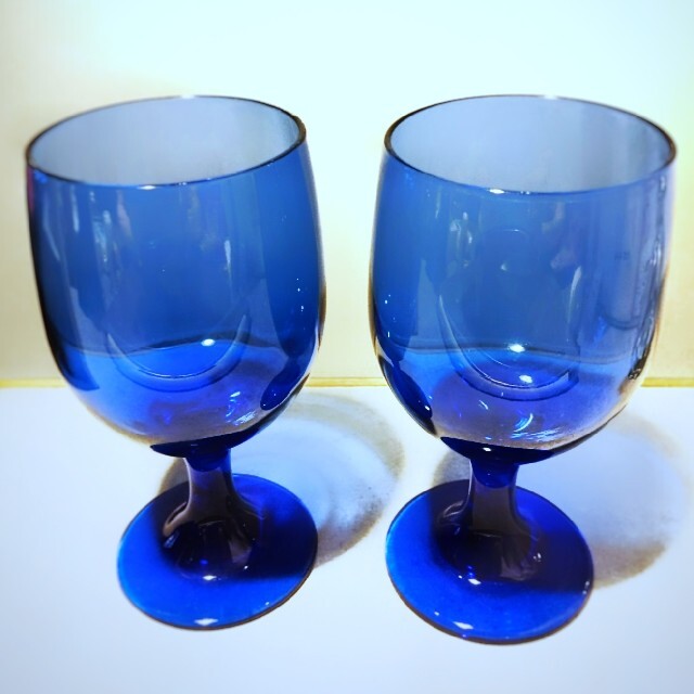 青いワイングラス ペア〈二個セット〉［新品未使用］の通販 by さく's shop｜ラクマ