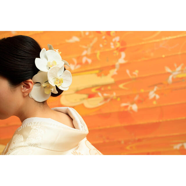 【お値下げ中】胡蝶蘭の髪飾り ハンドメイドのアクセサリー(ヘアアクセサリー)の商品写真