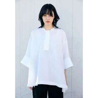 エンフォルド(ENFOLD)のENFOLD PEジョーゼットサイドベンツワイドPULLOVER ホワイト(シャツ/ブラウス(半袖/袖なし))