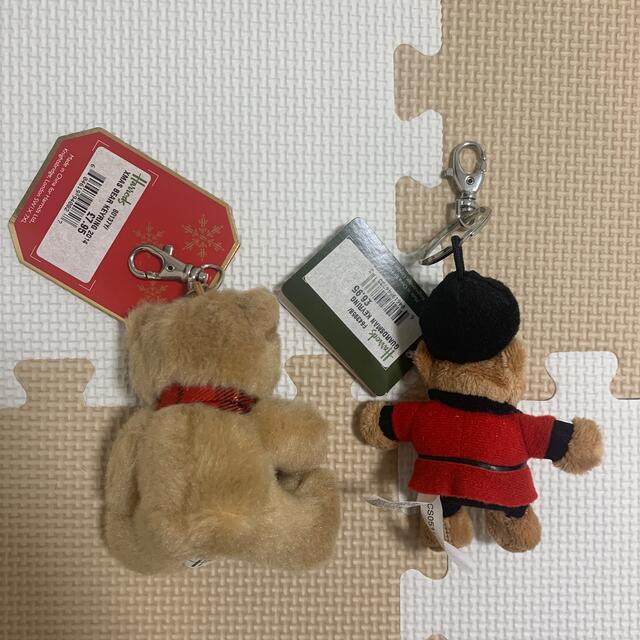 Harrods(ハロッズ)のロンドン　Harrods ハロッズ　クマのぬいぐるみ　キーホルダー　2点セット エンタメ/ホビーのおもちゃ/ぬいぐるみ(ぬいぐるみ)の商品写真