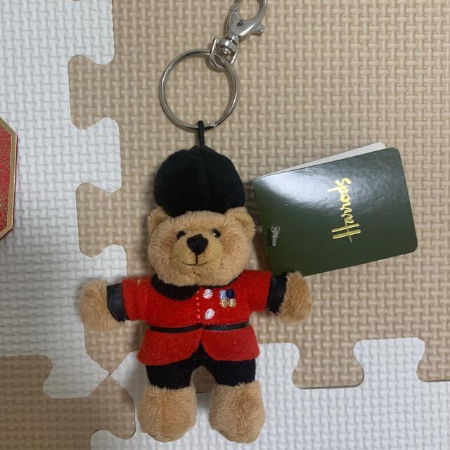 Harrods(ハロッズ)のロンドン　Harrods ハロッズ　クマのぬいぐるみ　キーホルダー　2点セット エンタメ/ホビーのおもちゃ/ぬいぐるみ(ぬいぐるみ)の商品写真