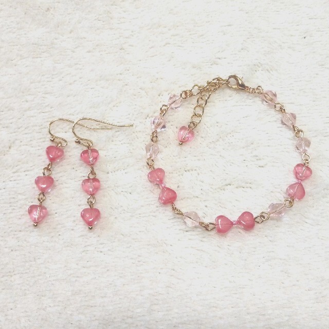 素敵でユニークな ピンクのハート♡ピアス&ブレスレットセット