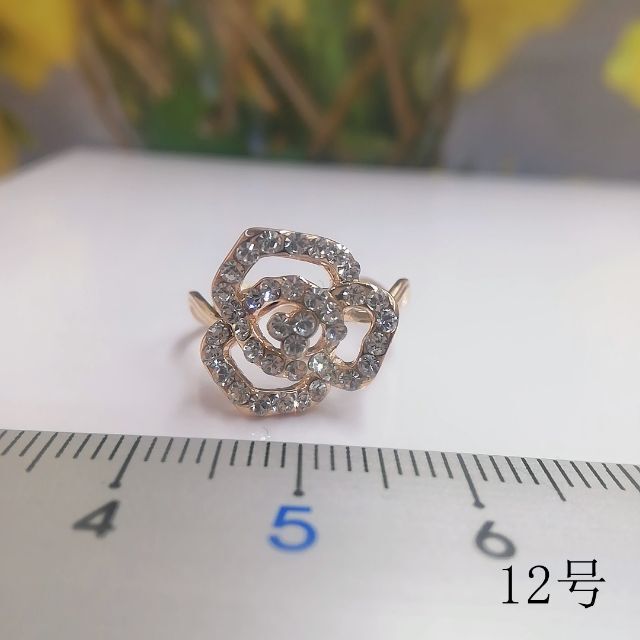 tt12088閉店セール12号リング薔薇モチーフリングラインストーンリング レディースのアクセサリー(リング(指輪))の商品写真