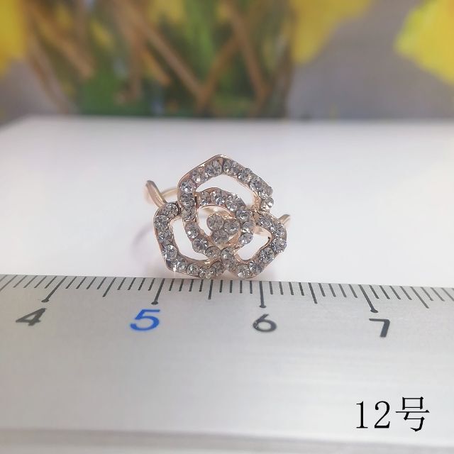 tt12090閉店セール12号リング薔薇モチーフリングラインストーンリング レディースのアクセサリー(リング(指輪))の商品写真