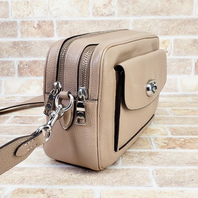 COACH - コーチ COACH ☆ ターンロック レザー キャシー カメラ