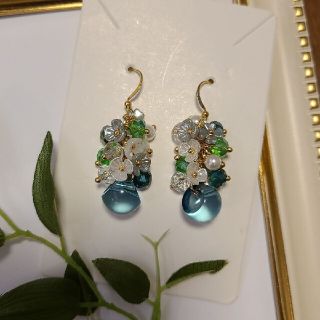 ハンドメイド　ピアス　イヤリング　鈴丸　お花　じゃらじゃら(ピアス)