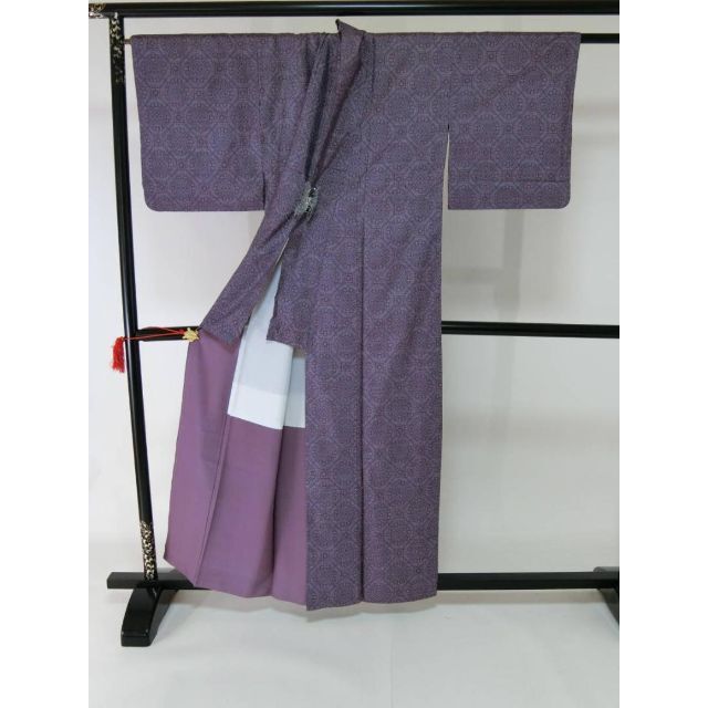 Ｓお仕立て上がり正絹大島紬　紫色地に幾何学模様 レディースの水着/浴衣(着物)の商品写真