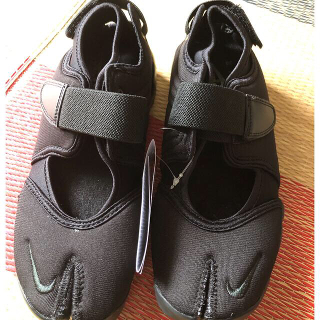 NIKE(ナイキ)のmaaa様専用　NIKE エアリフト   ブラック　24.0㎝　ニューカラー レディースの靴/シューズ(サンダル)の商品写真