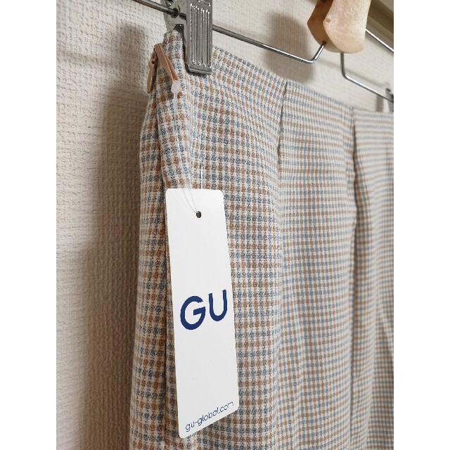 GU(ジーユー)の③ GU WOMEN タグ付き新品  チェックナロースカート ホワイトベージュ レディースのスカート(ひざ丈スカート)の商品写真