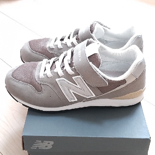 New Balance(ニューバランス)のMaa様専用 New Balanceニューバランス 996 グレー22cm キッズ/ベビー/マタニティのキッズ靴/シューズ(15cm~)(スニーカー)の商品写真