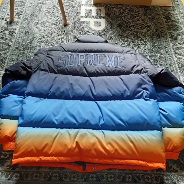 安い在庫 Supreme - Supreme Gradient Puffy Jacket 18ss Mの通販 by