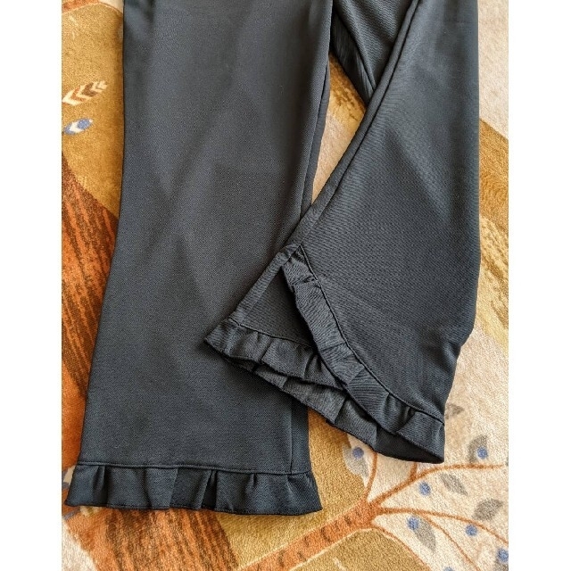裾フリルのクロップドパンツ黒と白2枚セット レディースのパンツ(クロップドパンツ)の商品写真