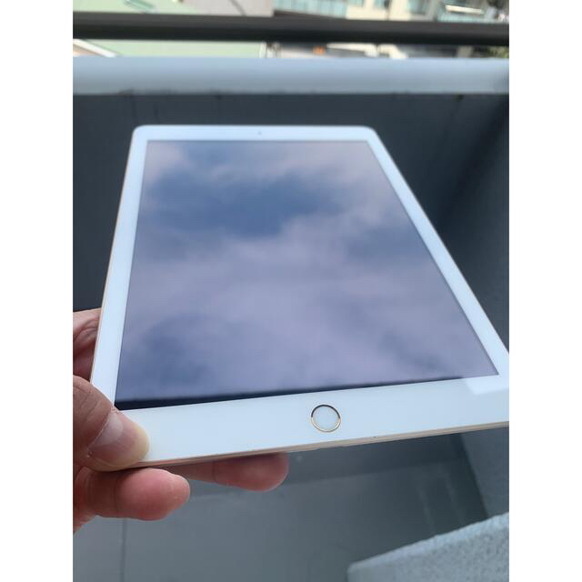 iPad(アイパッド)のiPad 9.7インチ　ゴールド　128GB 中古　さらにW値下げ スマホ/家電/カメラのPC/タブレット(タブレット)の商品写真