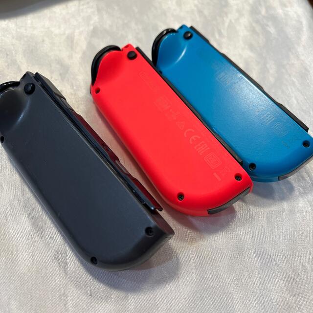 Nintendo Switch(ニンテンドースイッチ)のニンテンドースイッチ　ジョイコン　青・赤・黒　3点　ジャンク品 エンタメ/ホビーのゲームソフト/ゲーム機本体(その他)の商品写真
